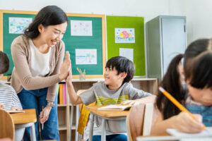 先生と子供がハイタッチ