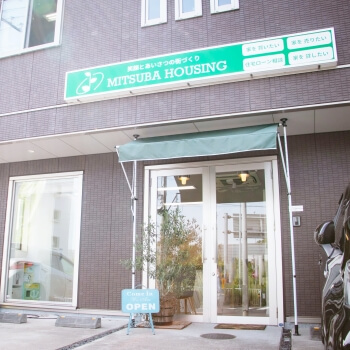 東戸塚駅東口から徒歩7分にある東戸塚本店。